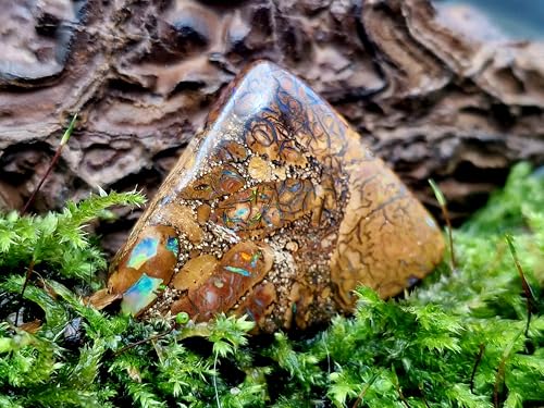 Großer gebohrter Boulder Opal Anhänger mit 60cm Lederband, Opal - links zwei dicke Opaladern, partielles Pinfire Opalfeuer in grün und blau, hinten lila, mit herrlichem Muster, Unikat, Handgeschliffen