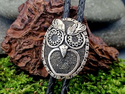 LeoLars-PABE Bolo als Eule aus 925er Silber, Western Style, Cowboy, skeptische Eule, Uhu, teilgeschwärzt, mit gekordeltem Lederband, Unikat, Handarbeit, Unisex