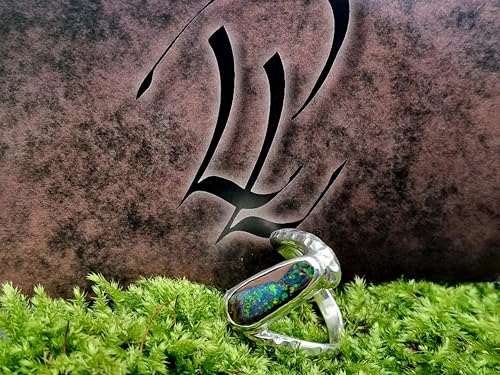 LeoLars-PABE Multicolor Boulder Opal Design Ring, Gr. 56-57 (18), aus 925er Silber mit gehämmerter versetzter Ringschiene, Opal Multicolor Pinfire, sehr brilliant, Unikat, Handarbeit