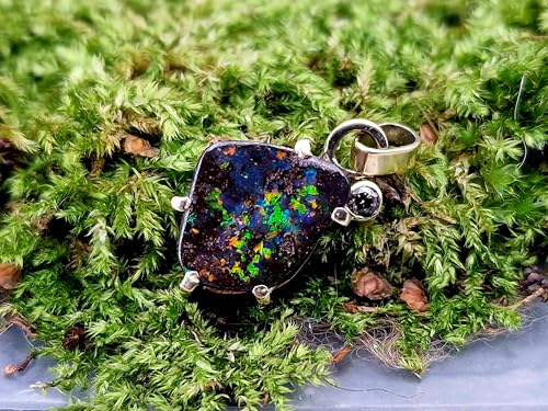 LeoLars-PABE Boulder Opal Design Anhänger Rainbow Universe aus 925er Gelbgold, Opal mit brilliantem Multicolor Opalfeuer, individuelle Krappenfassung, hellgrau/brauner Diamant, Unikat, Handarbeit