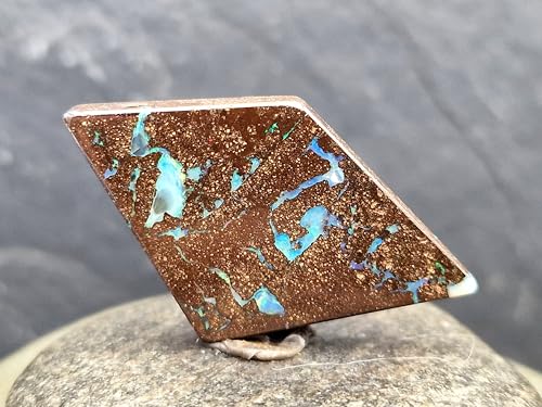 LeoLars-PABE Boulder Opal Anhänger gebohrt mit 60cm Lederband, mehrere herrliche Opaladern mit grünem und blauen Opalfeuer, beidseitig tragbar, Maße: 43,5mm x 25,5mm x 6,2mm, Unikat, Handgeschliffen