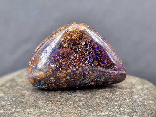 Herrlicher gebohrter Boulder Opal Anhänger mit 60cm Lederband, Opal mit tollem Muster und lila, blauen und grünen Opalfeuer, 27,7x19x8,7mm, Unikat, Handgeschliffen