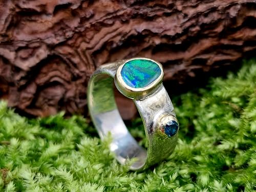 Lightning Ridge black Opal Chrystal Opal Design Ring, Gr. 55 (17,7), aus 925er Silber mit 750er Gelbgold Fassungen und Elementen, blauer Diamant, kräftigem grünen Opalfeuer, Unikat, Handarbeit