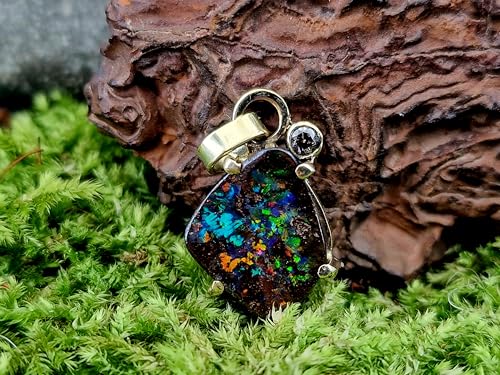 LeoLars-PABE Boulder Opal Design Anhänger Rainbow Universe aus 925er Gelbgold, Opal mit brilliantem Multicolor Opalfeuer, individuelle Krappenfassung, hellgrau/brauner Diamant, Unikat, Handarbeit