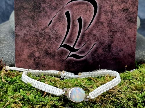 LeoLars-PABE Weißes Makramee Armband mit weißem Opal mit mehrfarbigem Opalfeuer in 925er Silberfassung, Umfanfg von 16-21cm, Unikat, Handarbeit