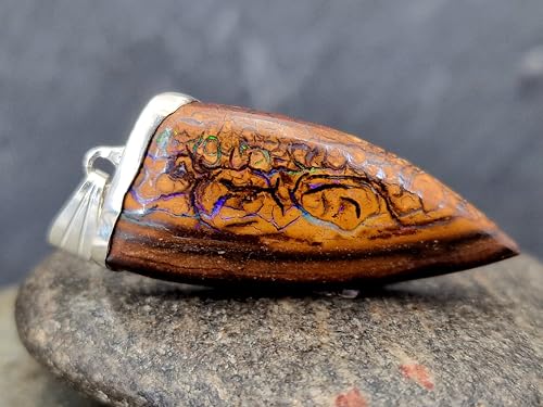 LeoLars-PABE Schlichter Boulder Opal Anhänger aus 925er Silber, mit tollem Muster und partiellem Opalfeuer in lila und grün, Unikat, Handarbeit, Unisex