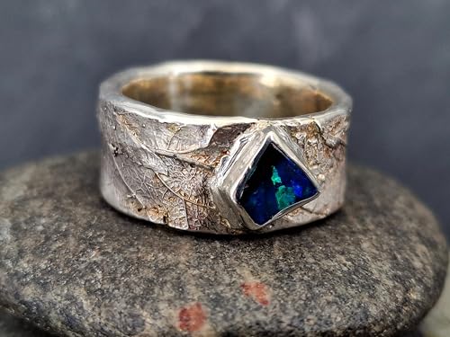 LeoLars-PABE Dark Boulder Opal Ring im 420er Kräuter Design aus 925er Silber, Gr. 61 (19,5) Opalfeuer in brilliantem grün-hellblau, Unikat, Handarbeit, Unisex