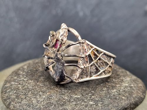 LeoLars-PABE Spinnen Design Ring aus 925er Silber, Gr.59 (18,7), mit blutrotem Rubin, geschwärzt, mystisch, Spinne mit Beute, Unisex, Spinnennetz Struktur, Unikat, Handarbeit