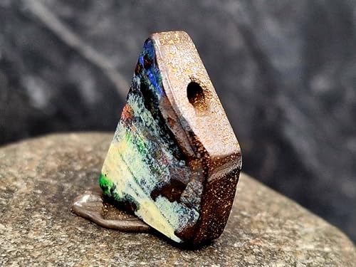 Außergewöhnlicher Boulder Opal Anhänger gebohrt mit 60 cm Lederband, Opal schwarz/weiße gemeine Opalschicht mit partiellem Opalfeuer, Maße: 19,6mm x 14,7mm x 6,5mm Unikat, Handgeschliffen