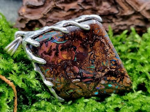 Großer Boulder Opal Anhänger mit 925er Fassung im Tropfendesign, tolles Muster und Opalfeuer in grün Opalmaße: 43mm x 32mm Maße Anhänger: 48,2mm x 35,8mm x 7,8mm, Unikat, Liebevolle Handarbeit