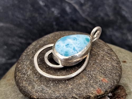 LeoLars-PABE Larimar Design Anhänger aus 925er Silber in Tropfenform auf einer Spirale, Steinfarbe ist blau-weiß, Unikat, Handarbeit