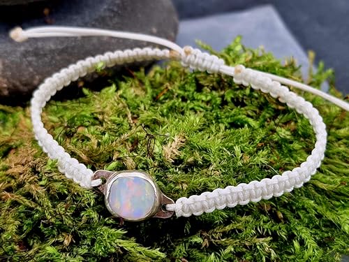 LeoLars-PABE Weißes Makramee Armband mit weißem Opal mit mehrfarbigem Opalfeuer in 925er Silberfassung, Umfanfg von 16-21cm, Unikat, Handarbeit