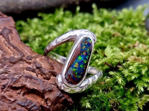 LeoLars-PABE Multicolor Boulder Opal Design Ring, Gr. 56-57 (18), aus 925er Silber mit gehämmerter versetzter Ringschiene, Opal Multicolor Pinfire, sehr brilliant, Unikat, Handarbeit
