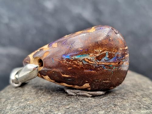 Boulder Opal Anhänger mit Frontbohrung und 925er Silberschlaufe, Opal mit wildem Opaladermuster, in der Mitte partielles Opalfeuer in grün und blau, Maße: 30mm x 18mm x 10,2mm, Unikat, Handgeschliffen