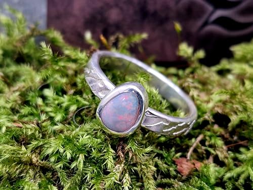 LeoLars-PABE Heller Opal Lightning Ridge Design Ring 925er Silber, Opal mit rotem und grünen Opalfeuer in einer glänzenden geprägten Ringschiene mit Zargenfassung, Größe 62 (19,5), Unikat, Handarbeit