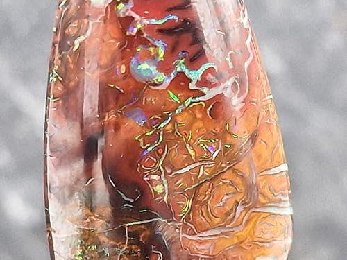 LeoLars-PABE Boulder Opal Anhänger mit Frontbohrung und 60cm Lederband, der Opal ist beidseitig tragbar, tolle Multicoloradern mit Feuer, Größe 40mm x 16,8mm x 6,2mm, Unikat, Handgeschliffen