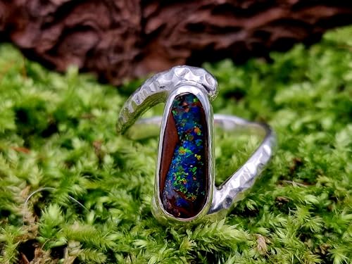 LeoLars-PABE Multicolor Boulder Opal Design Ring, Gr. 56-57 (18), aus 925er Silber mit gehämmerter versetzter Ringschiene, Opal Multicolor Pinfire, sehr brilliant, Unikat, Handarbeit