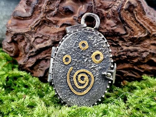 LeoLars-PABE Magisches Medaillon Anhänger Spirale des Lebens unter Sternen aus 925er Silber und Feingold Elementen, verspielt, mystisch, teilgeschwärzt, Unikat, Unisex, Handarbeit