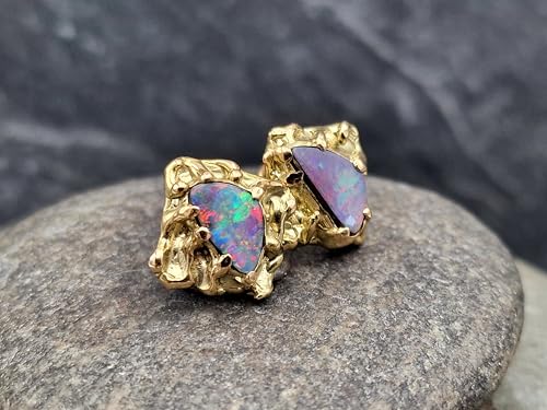 Herrliche Lightning Ridge Opal Design Ohrstecker aus 750er Gelbgold, Opale intensiv Multicolor, organisches quadratisches Design, 12x12x13mm, Unikat, Handarbeit