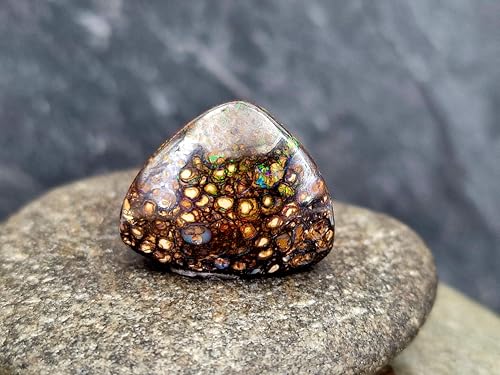 Boulder Opal Anhänger, gebohrt mit 60cm Lederband, Opal mit Kringel Muster und in den Adern herrliches Feuer in verschiedenen Farben, Größe 21mm x 19mm x 8,3mm, Unikat, Handgeschliffen