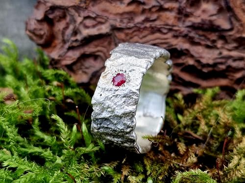 LeoLars-PABE Rubin Design Ring aus 925er Silber, Gr. 57 (18,3), handgeschmiedete strukturierte Oberfläche, Mutring, Kraftring, Unikat, Handarbeit