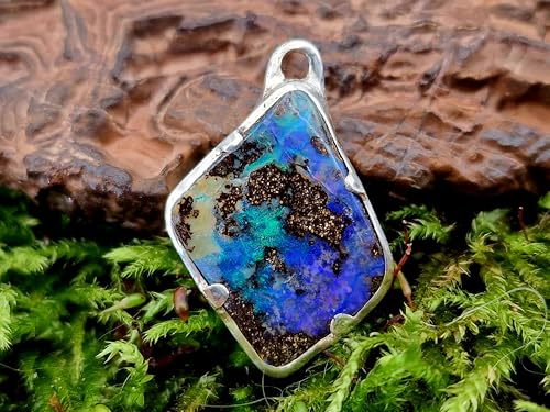 LeoLars-PABE Boulder Opal Anhänger mit strukturierter Oberfläche aus 925er Silber, intensives blau-grünes Opalfeuer, Kräftig,Unikat, Handarbeit, Unisex