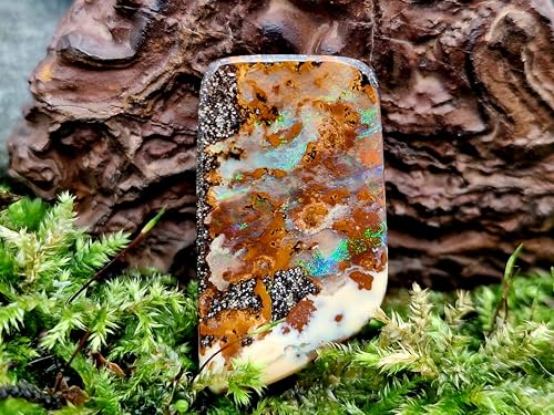 gebohrter Boulder Opal Anhänger mit partiellem Opalfeuer in verschiedenen Farben, 60cm Lederband, braune und beigefarbende Opalschicht, Maße 30,8mm x 17,2mm x 7,2mm, Unikat, Handgeschliffen