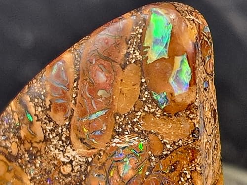 Großer gebohrter Boulder Opal Anhänger mit 60cm Lederband, Opal - links zwei dicke Opaladern, partielles Pinfire Opalfeuer in grün und blau, hinten lila, mit herrlichem Muster, Unikat, Handgeschliffen