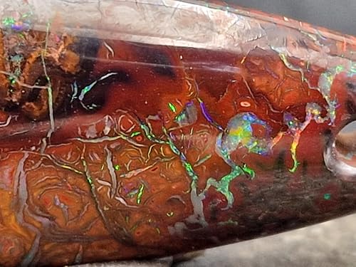 LeoLars-PABE Boulder Opal Anhänger mit Frontbohrung und 60cm Lederband, der Opal ist beidseitig tragbar, tolle Multicoloradern mit Feuer, Größe 40mm x 16,8mm x 6,2mm, Unikat, Handgeschliffen