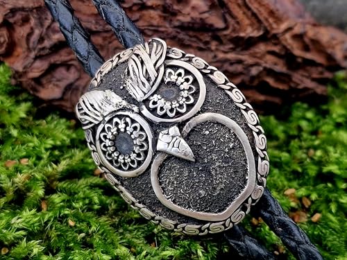 LeoLars-PABE Bolo als Eule aus 925er Silber, Western Style, Cowboy, skeptische Eule, Uhu, teilgeschwärzt, mit gekordeltem Lederband, Unikat, Handarbeit, Unisex