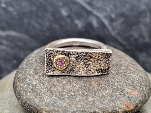 LeoLars-PABE Rosa Saphir Design Ring aus 925er Silber mit Gelbgold Fassung Geprägte und gehämmerter Platte, Unikat,Handarbeit