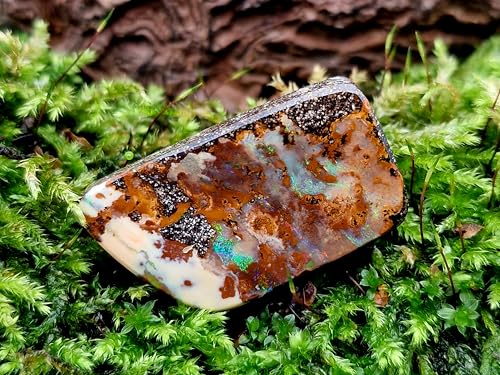 gebohrter Boulder Opal Anhänger mit partiellem Opalfeuer in verschiedenen Farben, 60cm Lederband, braune und beigefarbende Opalschicht, Maße 30,8mm x 17,2mm x 7,2mm, Unikat, Handgeschliffen