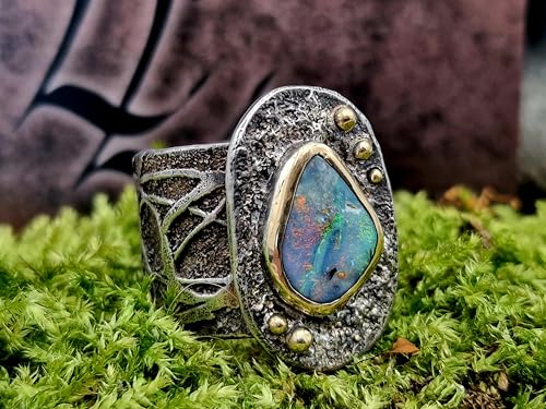 LeoLars-PABE Lightning Ridge Opal Design Ring, Gr. 58 (18,5) aus 925er Silber, Opal Multicolor 12,8x9,2mm mit 585er Goldfassung und Goldelementen, breit, verspielt, organisch, Unikat, Handarbeit