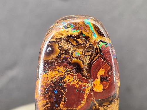 LeoLars-PABE Wunderbarer Boulder Opal gebohrt mit 60cm Lederband, tolles Muster und grünes Opalfeuer, Opal 33x20,5x8,3mm, Unikat, Handgeschliffen