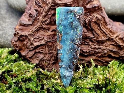 LeoLars-PABE Boulder Opal Anhänger mit dunkelblauer gemeine Opalschicht und Multicolor Opalfeuer in Streifen, gebohrt mit 60 cm langen Lederband, 41,5mm x 14,1mm x 7mm, Unikat, Handgeschliffen