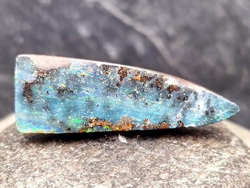 LeoLars-PABE Boulder Opal Anhänger mit dunkelblauer gemeine Opalschicht und Multicolor Opalfeuer in Streifen, gebohrt mit 60 cm langen Lederband, 41,5mm x 14,1mm x 7mm, Unikat, Handgeschliffen