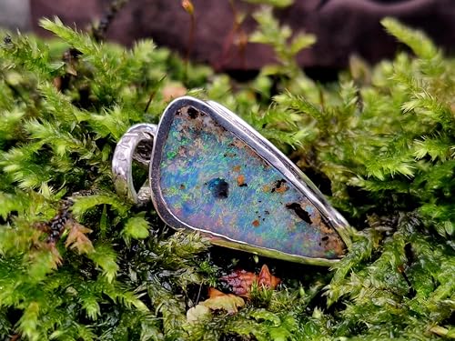 LeoLars-PABE Multicolor Boulder Opal Anhänger aus 925er Silber mit verzierter Zargenfassung und handgefertigter verzierter Öse, Unisex, Unikat, Handarbeit