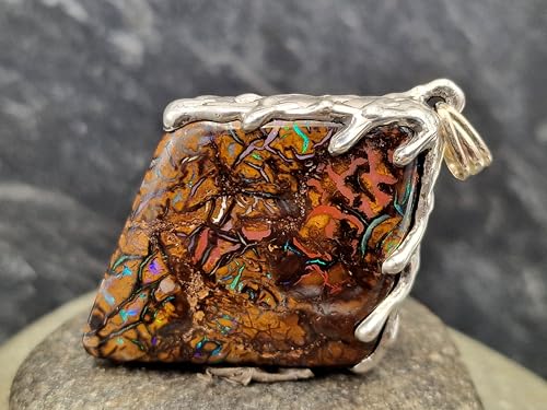 Großer Boulder Opal Anhänger mit 925er Fassung im Tropfendesign, tolles Muster und Opalfeuer in grün Opalmaße: 43mm x 32mm Maße Anhänger: 48,2mm x 35,8mm x 7,8mm, Unikat, Liebevolle Handarbeit