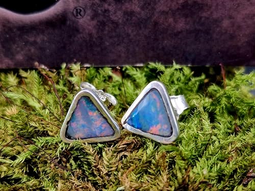 Dreieckige Lightning Ridge Opal Ohrstecker aus 925er Silber, Multicolor Opalfeuer, in lichtgehärtetem Kunststoff, Unikat, Handarbeit