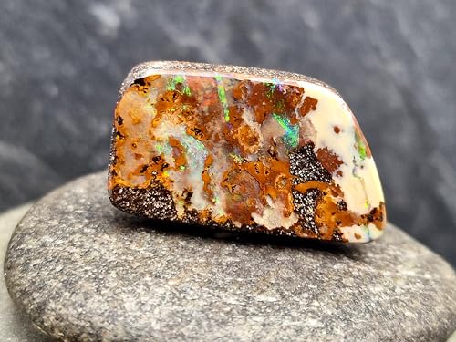 gebohrter Boulder Opal Anhänger mit partiellem Opalfeuer in verschiedenen Farben, 60cm Lederband, braune und beigefarbende Opalschicht, Maße 30,8mm x 17,2mm x 7,2mm, Unikat, Handgeschliffen