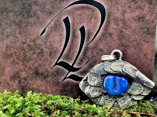 LeoLars-PABE Drachenauge Design Anhänger mit handgecarvtem schwarzem Opal aus 925er Silber, verschieden blaues Opalfeuer, teilgeschwärzt, Drache, Unikat, Handarbeit, Unisex, mystisch