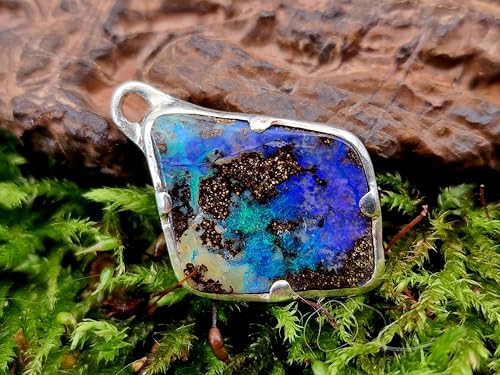 LeoLars-PABE Boulder Opal Anhänger mit strukturierter Oberfläche aus 925er Silber, intensives blau-grünes Opalfeuer, Kräftig,Unikat, Handarbeit, Unisex