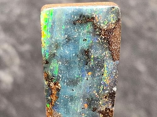 LeoLars-PABE Boulder Opal Anhänger mit dunkelblauer gemeine Opalschicht und Multicolor Opalfeuer in Streifen, gebohrt mit 60 cm langen Lederband, 41,5mm x 14,1mm x 7mm, Unikat, Handgeschliffen