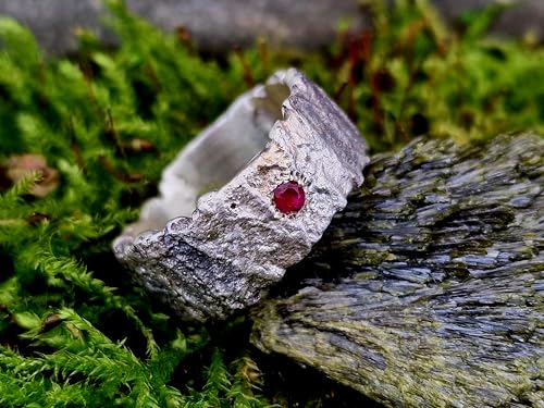 LeoLars-PABE Rubin Design Ring aus 925er Silber, Gr. 57 (18,3), handgeschmiedete strukturierte Oberfläche, Mutring, Kraftring, Unikat, Handarbeit