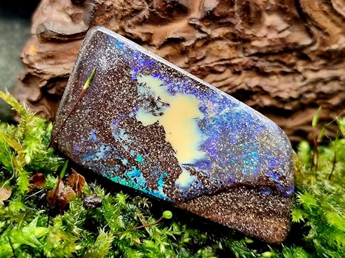 Boulder Opal Anhänger mit Bohrung, 60cm Lederband, Opal brilliantes Opalfeuer in grün, blau und lila in einer klaren gemeinen Opalschicht, Maße: 36,2mm x 19,4mm x 7,3mm, Unikat, Handgeschliffen