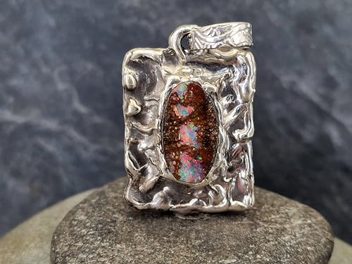 LeoLars-PABE Herrlicher Boulder Opal Design Anhänger aus 925er Silber, Opal - Multicolor Opalfeuer, 19x10,5mm, organischer Rahmen, handgefertigte Schlaufe, Unikat, Handarbeit