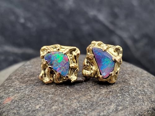 Herrliche Lightning Ridge Opal Design Ohrstecker aus 750er Gelbgold, Opale intensiv Multicolor, organisches quadratisches Design, 12x12x13mm, Unikat, Handarbeit