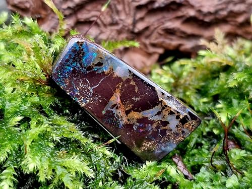 gebohrter Boulder Opal Anhänger mit 60cm Lederband, Opal mit Muster und blauem Opal Pinfire und partiell orange-rotem Opalfeuer, Maße: 23,7mm x 12,5mm x 7mm, Unikat, Handgeschliffen