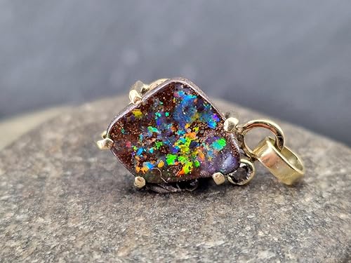 LeoLars-PABE Boulder Opal Design Anhänger Rainbow Universe aus 925er Gelbgold, Opal mit brilliantem Multicolor Opalfeuer, individuelle Krappenfassung, hellgrau/brauner Diamant, Unikat, Handarbeit