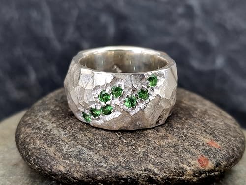 LeoLars-PABE Tsavorit Design Ring aus 925er Silber, Größe 57 (18,2), massiv grob geschmiedet mit mattierter Oberfläche, 8 rund facettierte Tsavorite, Unikat, Handarbeit